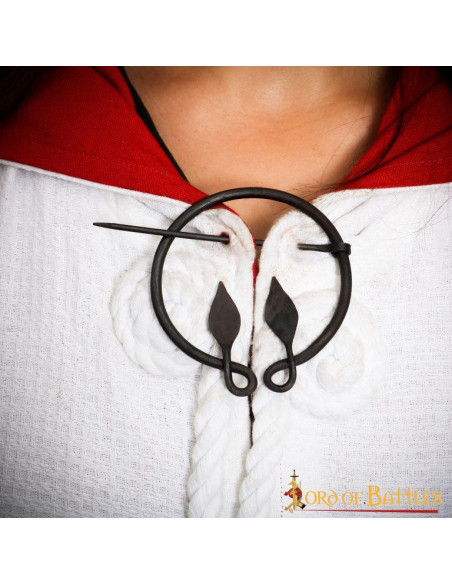 Broche de manto medieval com pontas...