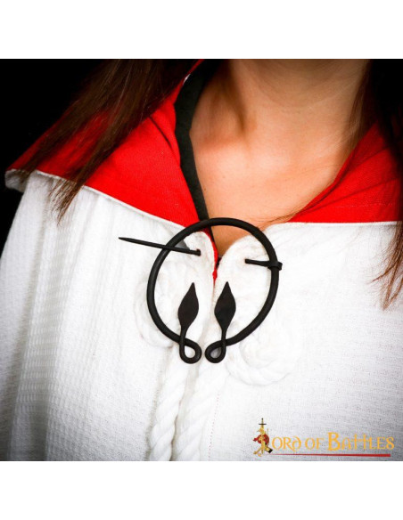 Broche de manto medieval com pontas...