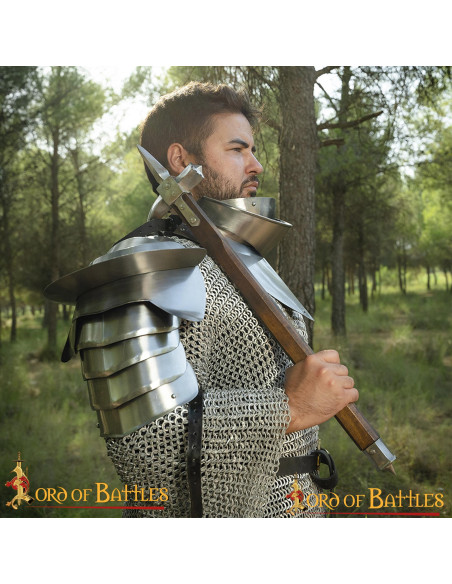 Ombreiras de cavaleiro medieval com...