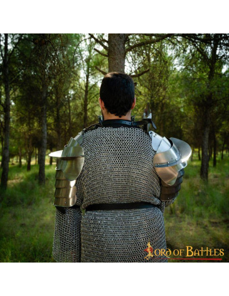 Ombreiras de cavaleiro medieval com...