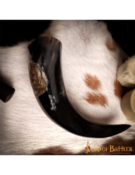 Buzina com nós celtas gravados