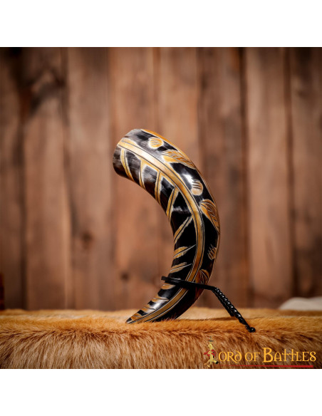 Chifre viking com desenhos gravados...