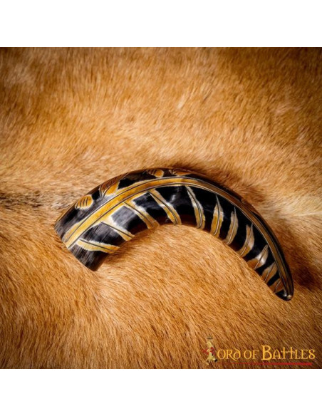 Chifre viking com desenhos gravados...