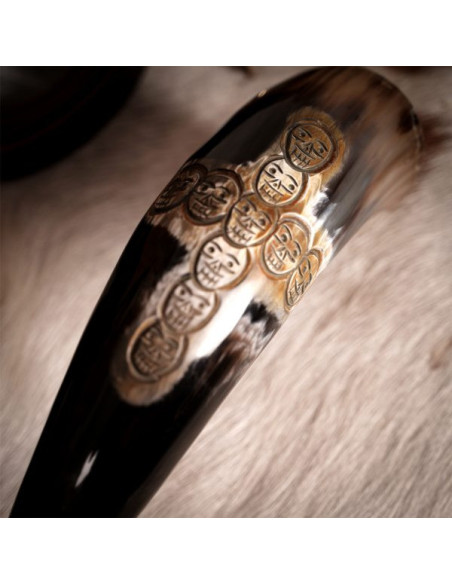 Design de cruz de chifre de bebida...