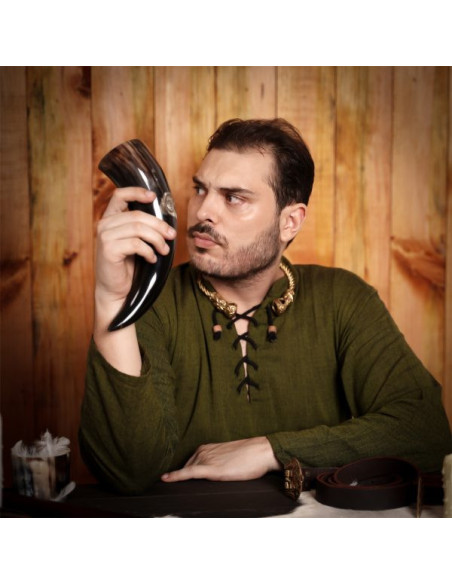 Design de cruz de chifre de bebida...