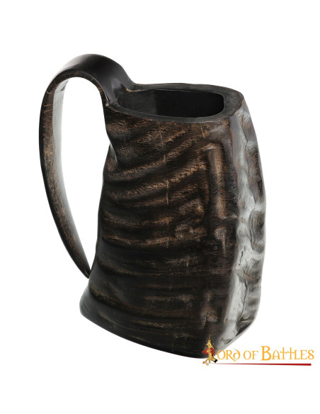 Caneca de cerveja medieval com chifre...
