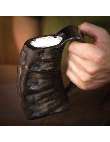 Caneca de cerveja medieval com chifre...