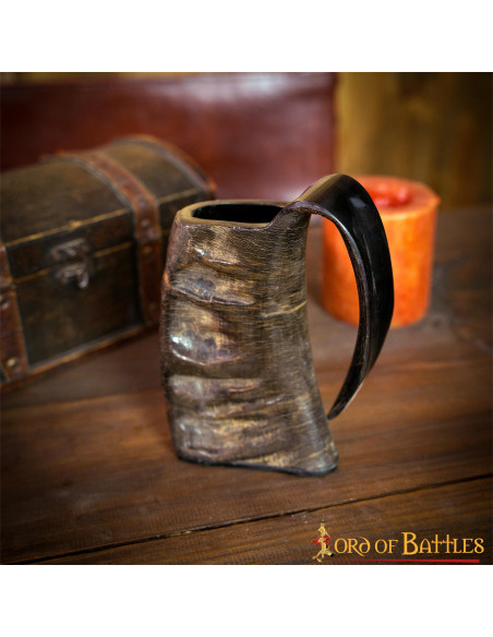 Caneca de cerveja medieval com chifre...