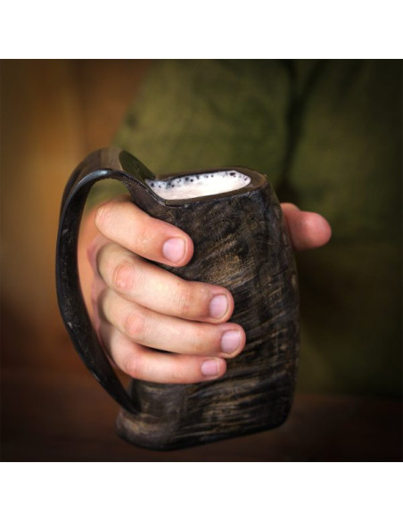 Caneca de cerveja medieval com chifre...