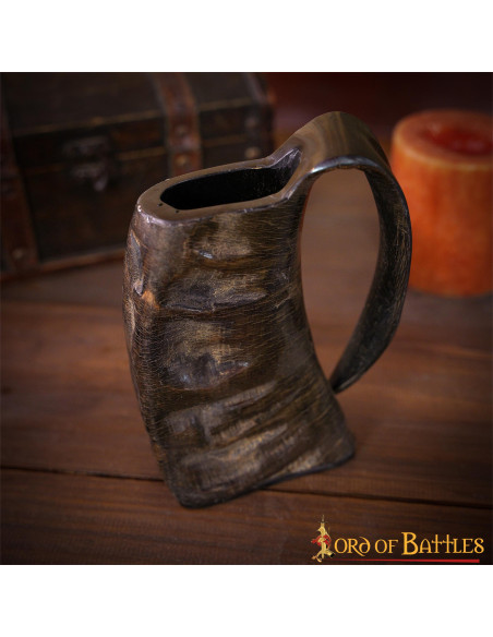 Caneca de cerveja medieval com chifre...