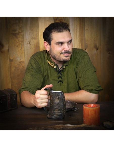 Caneca de cerveja medieval com chifre...