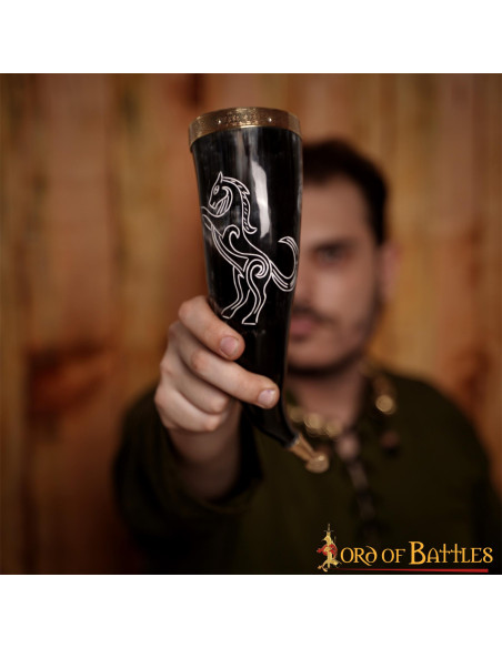 Garanhão Viking com chifres em chifre...