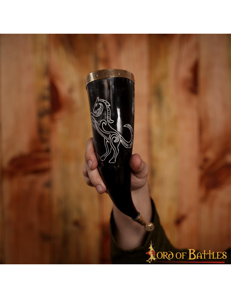 Garanhão Viking com chifres em chifre...