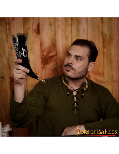 Garanhão Viking com chifres em chifre...