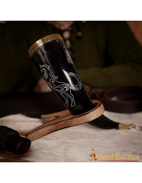 Garanhão Viking com chifres em chifre...