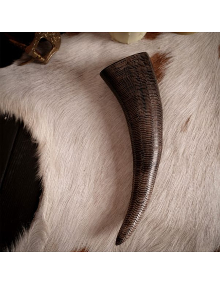 Chifre viking com escamas esculpidas