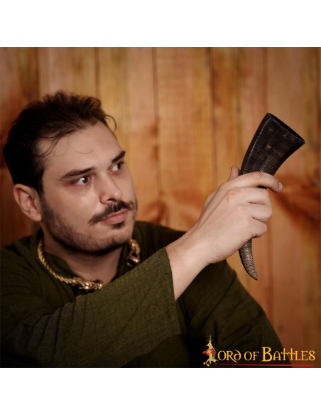Chifre viking com escamas esculpidas
