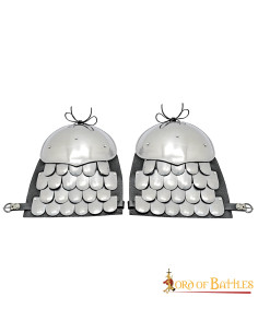 Ombreiras de aço medievais com escamas