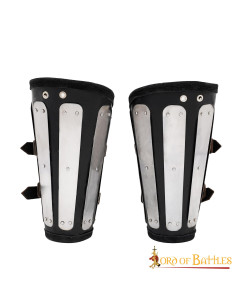 Pulseiras de couro com proteções de metal, S. XIV