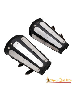 Pulseiras de couro com proteções de metal, S. XIV 2