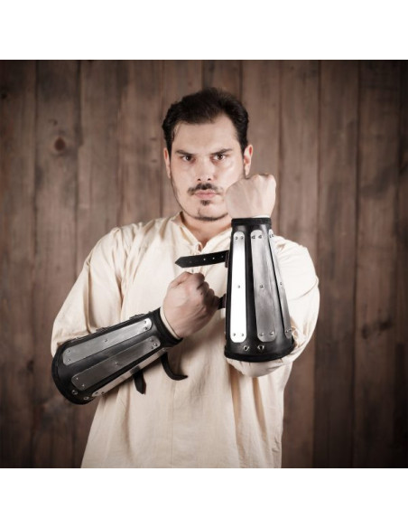 Pulseiras de couro com proteções de...