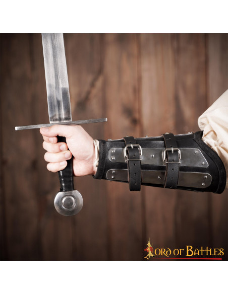 Pulseiras de couro com proteções de...