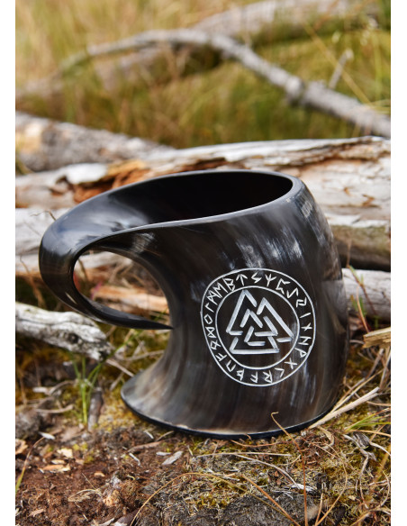 Caneca de cerveja celta com valknut e...