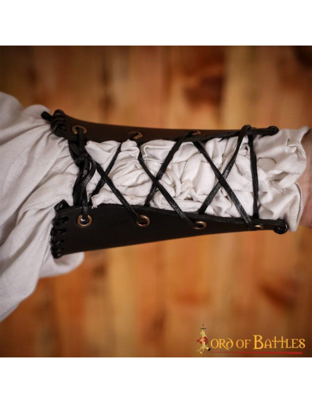 Pulseiras medievais com porta-faca