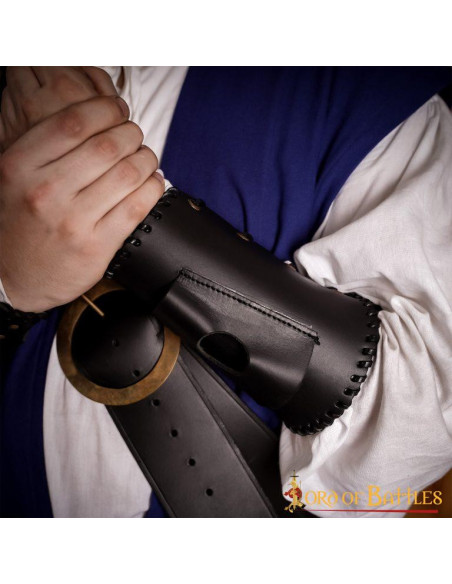 Pulseiras medievais com porta-faca