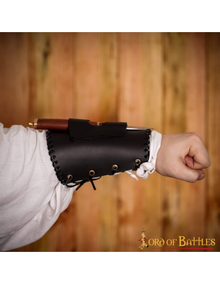 Pulseiras medievais com porta-faca