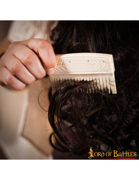 Pente de osso medieval para mulher...