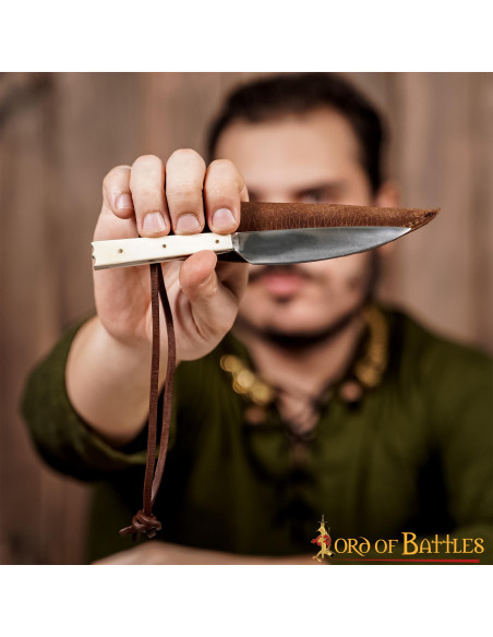 Faca medieval com cabo em osso (19 cm.)