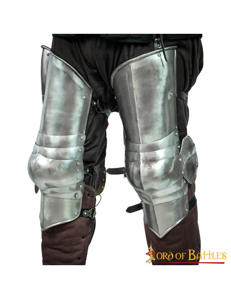 Pernas de armadura de aço medieval...