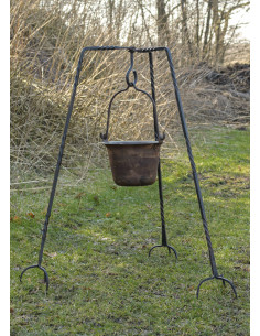 Tripé medieval forjado à mão, 98 cm. Aproximadamente.