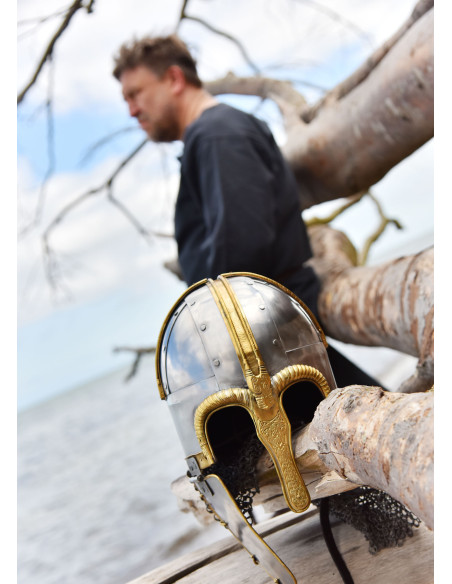 Capacete Coppergate, com carrasco...