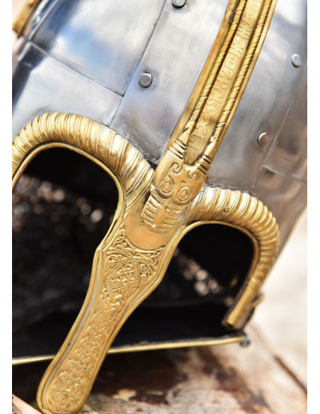 Capacete Coppergate, com carrasco...