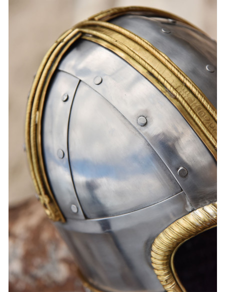 Capacete Coppergate, com carrasco...