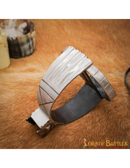 Estribos medievais em aço forjado à...