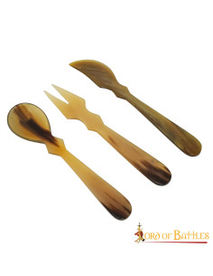 Conjunto de 3 talheres de chifre medieval (15-16 cm.)