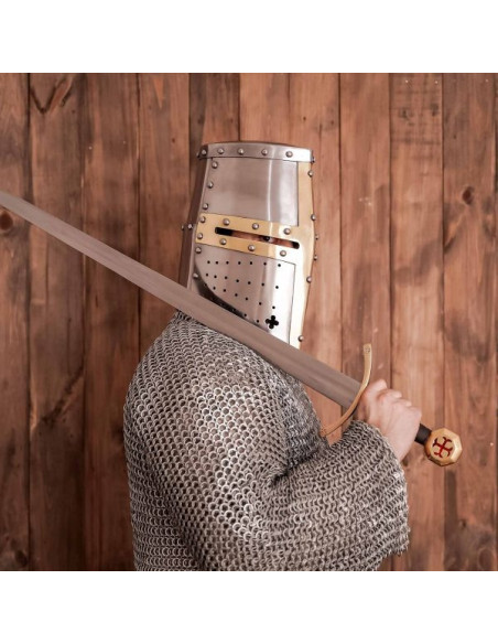 Capacete Crusader com cruz de latão