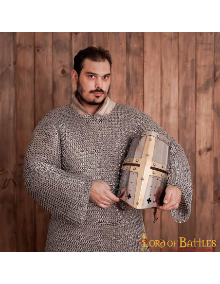 Capacete Crusader com cruz de latão