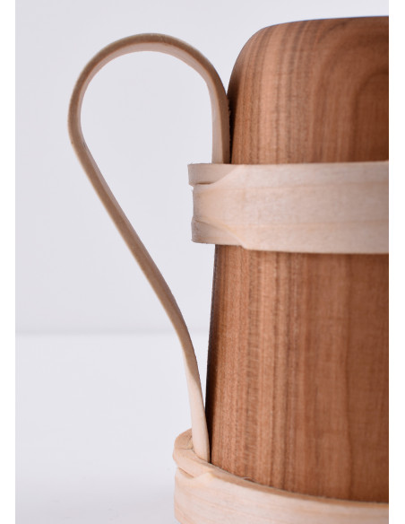 Caneca de cerveja medieval de madeira...