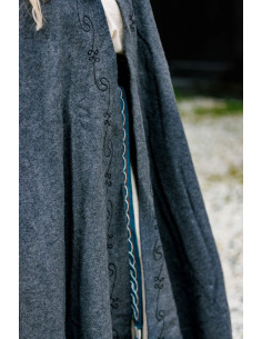 Capa de lã medieval cinza com bordados à mão, modelo Alma 2
