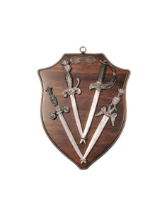 Panóplia medieval com 4 punhais diferentes (28x22 cm.)