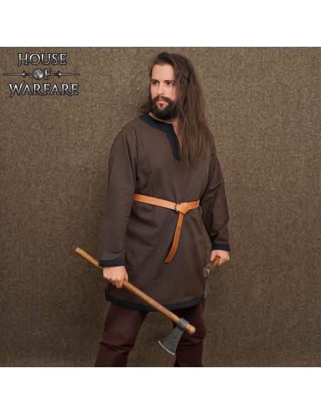 Túnica clássica nórdica e medieval em...