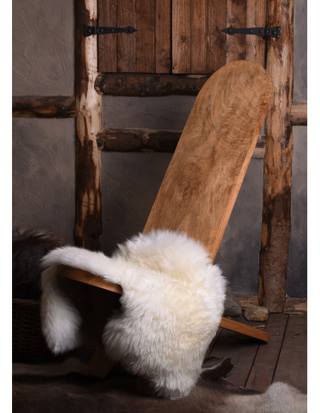 Cadeira medieval de madeira em forma...