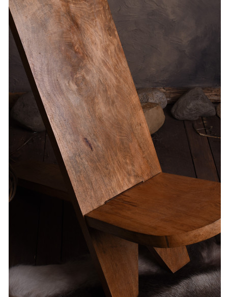 Cadeira medieval de madeira em forma...