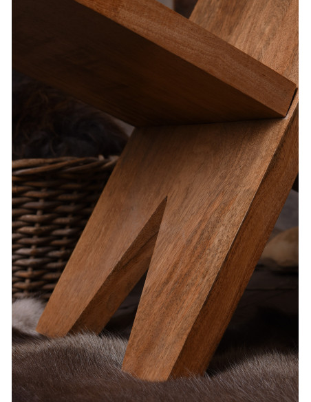 Cadeira medieval de madeira em forma...