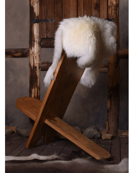 Cadeira medieval de madeira em forma...