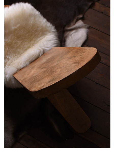 Cadeira medieval de madeira em forma...